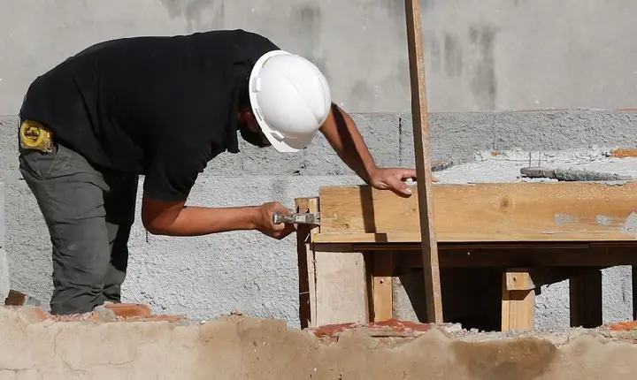 Número de empregados na construção civil fica estável em abril