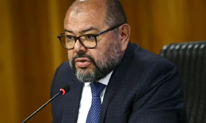 PF aponta ex-ministro de Bolsonaro como pilar institucional de desvios