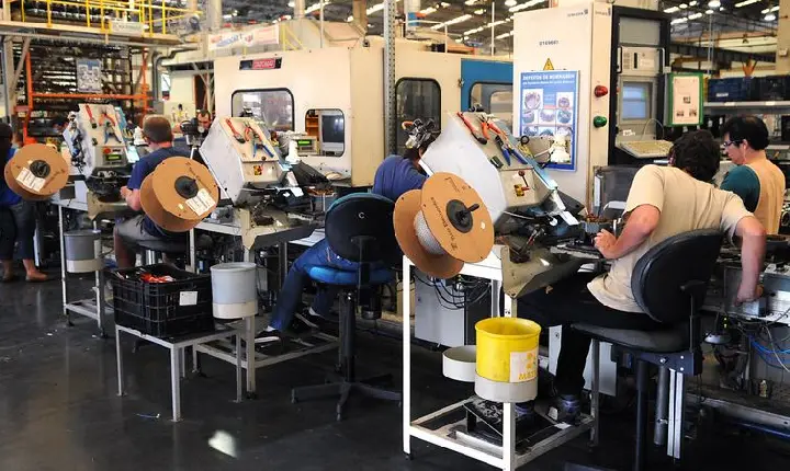 Produção industrial reverte queda e sobe 0,1% em outubro, mostra IBGE