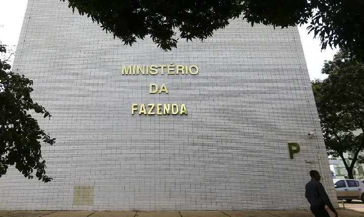 Projeção oficial de inflação sobe para 5,1%, com estouro da meta