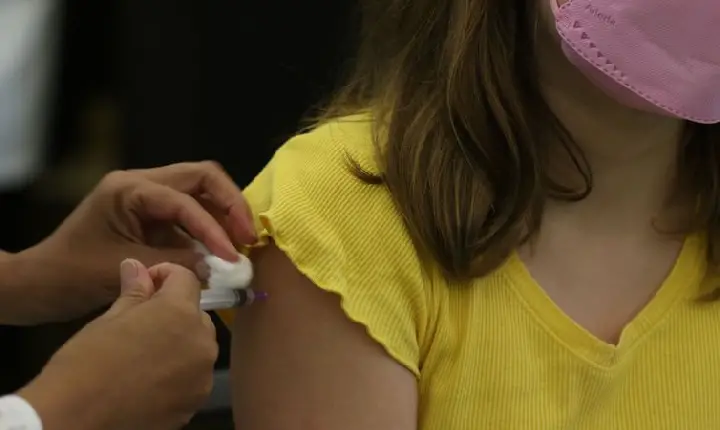 Rio inicia aplicação de dose de reforço em adolescentes na segunda