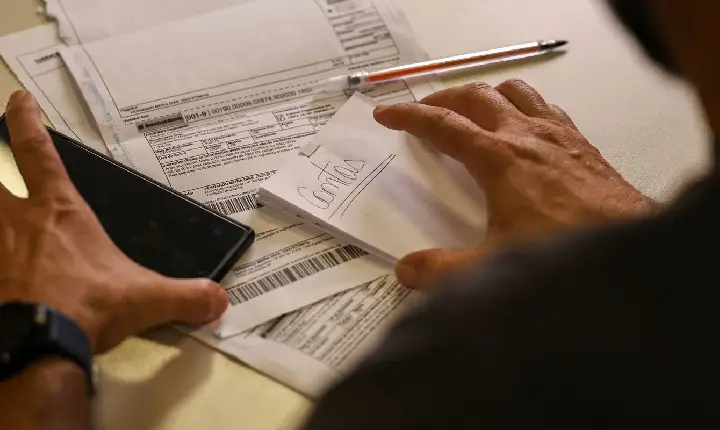 Salário mínimo de R$ 1.621 começa a ser pago nesta segunda