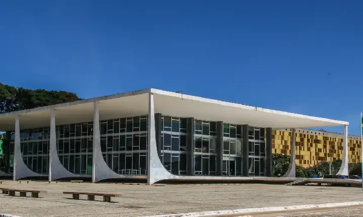 STF derruba lei que criou Programa Escola Sem Partido no Paraná