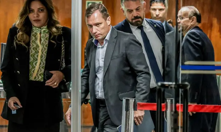 Trama golpista: Defesa de Mauro Cid pede ao STF extinção da pena