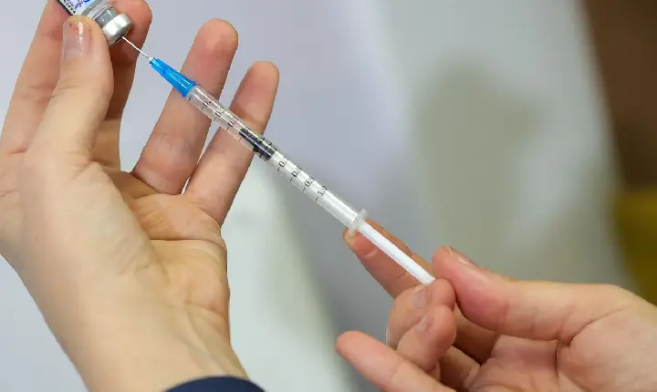 Vacina da gripe não aumenta risco da doença, alerta ministério