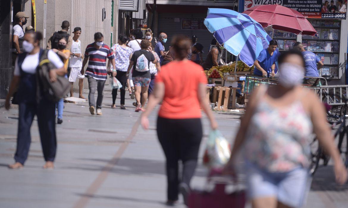Nove em cada 10 brasileiros consideram grave a situação da pandemia, segundo pesquisa da CNI