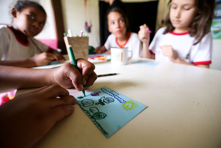 Câmara aprova MP que regulamenta ensino domiciliar