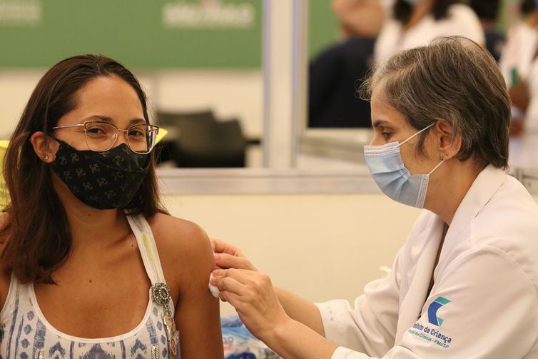 Campanhas podem aumentar adesão de jovens adultos à dose de reforço