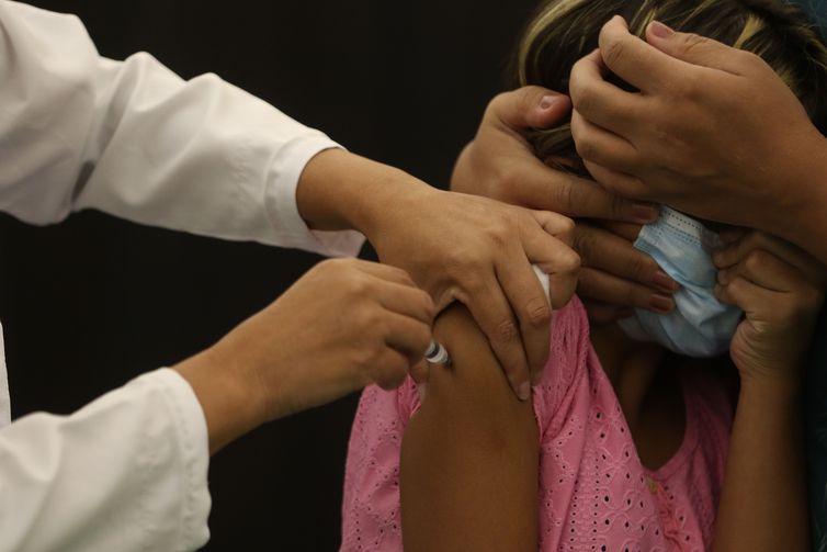 Covid-19: Brasil tem 30,5 milhões de casos e 664 mil óbitos