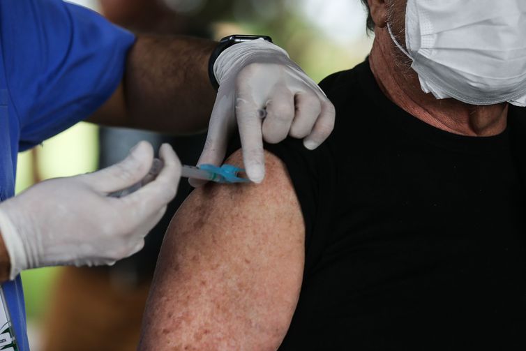 Covid-19: DF amplia quarta dose para idosos a partir dos 60 anos