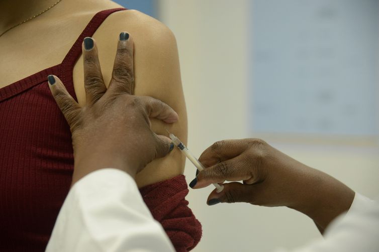 Covid-19: em 24 horas, Brasil teve 25,6 mil novos casos e 125 mortes