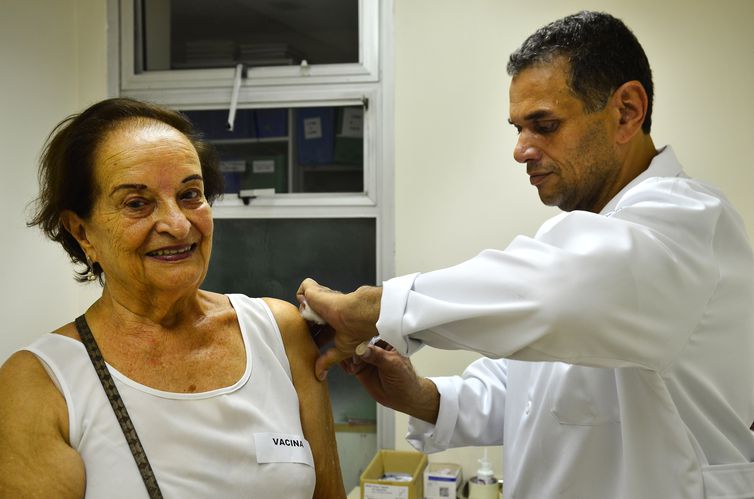 Covid-19: Rio aplica segundo reforço para idosos com 60 anos ou mais