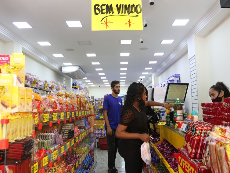Indicador de emprego da FGV avança 4,5 pontos em abril