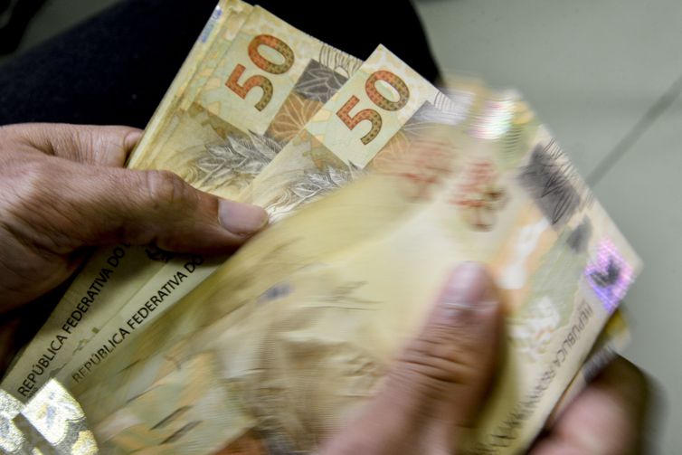 Inflação para famílias com renda mais baixa fica em 1,04%