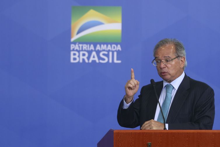 Ministro da Economia defende taxar super-ricos e desonerar empresas