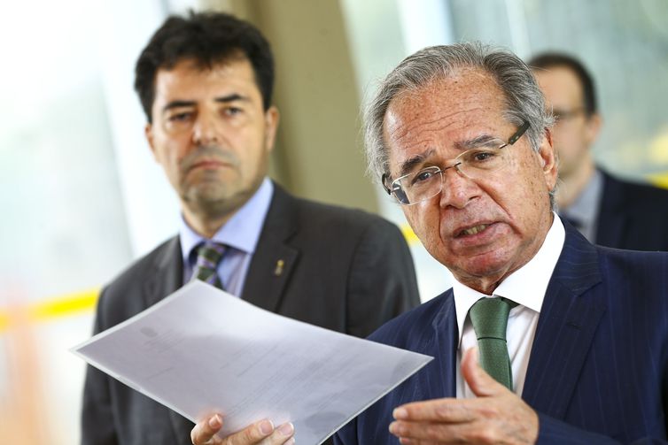 Ministro entrega estudos de privatização da PPSA e da Petrobras