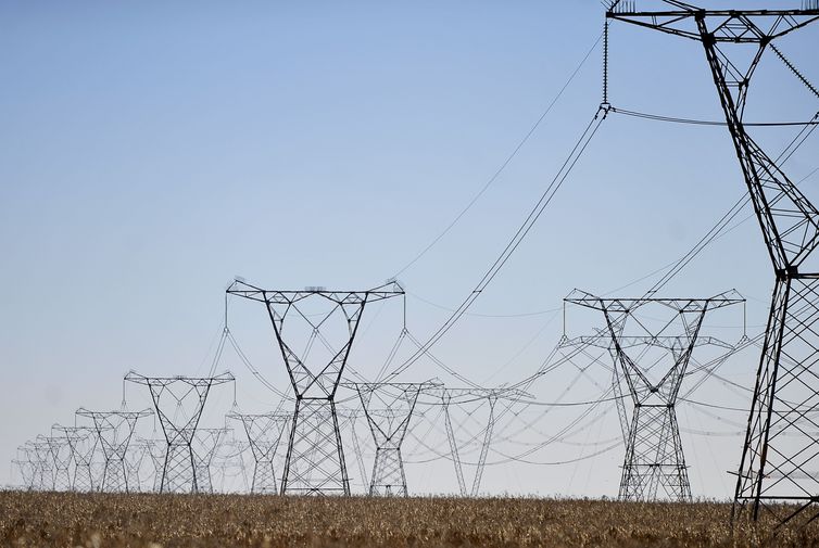 Ministro intermedia acordo para suspensão de reajuste da conta de luz