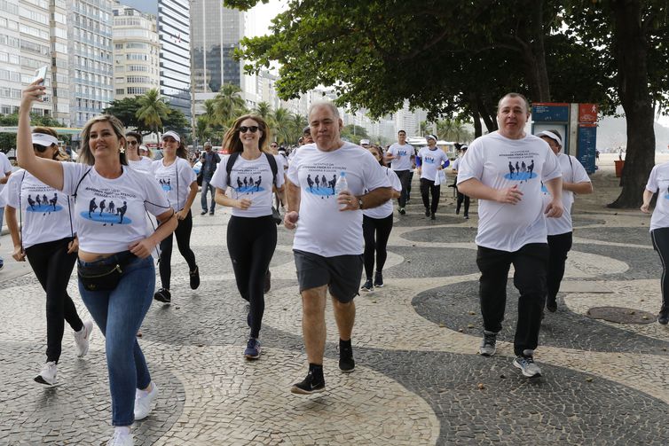 No Rio, caminhada no Leme dá largada a projeto de incentivo à saúde