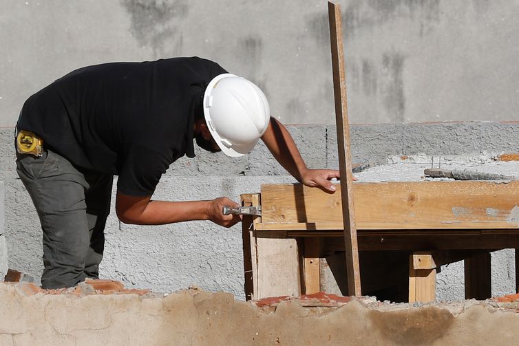 Número de empregados na construção civil fica estável em abril