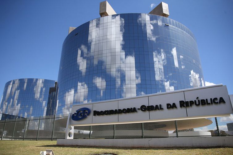 Presidente entra com ação na PGR contra ministro do Supremo