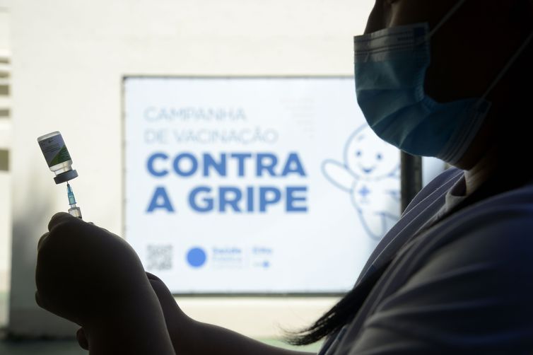 Rio de Janeiro vacina grupos prioritários de 30 a 39 anos contra gripe