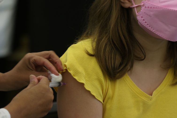 Rio inicia aplicação de dose de reforço em adolescentes na segunda