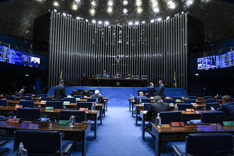 Senado aprova MP que estabelece salário mínimo de R$ 1.212