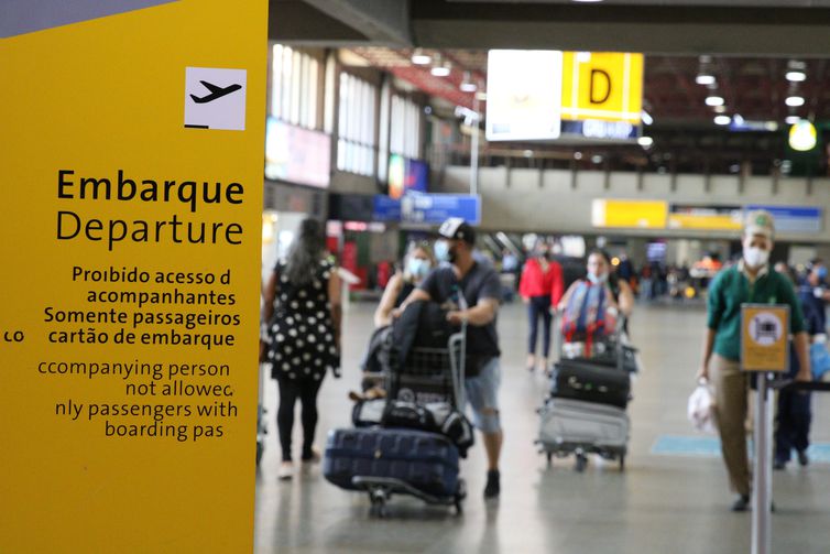 Serviços crescem 1,7% de fevereiro para março, diz IBGE