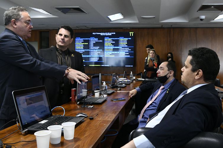 Votação da reforma tributária na CCJ do Senado é adiada