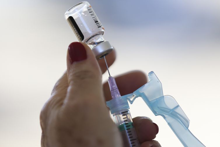 Covid-19: governo libera quarta dose para maiores de 40 anos