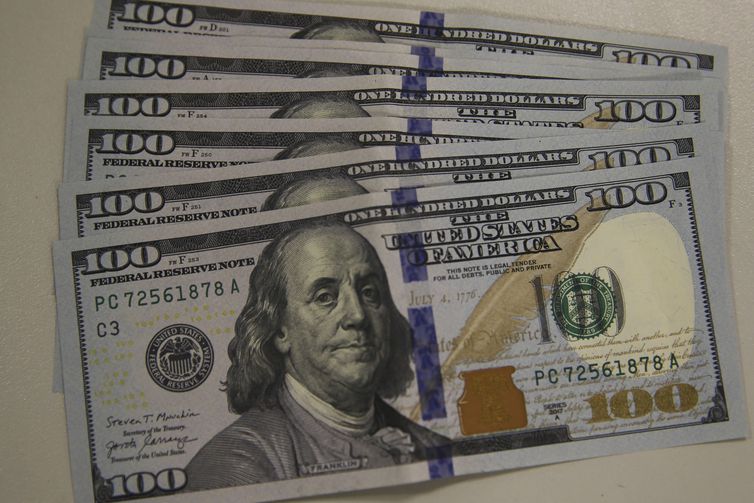 Dólar cai para R$ 5,15 com alívio no mercado externo