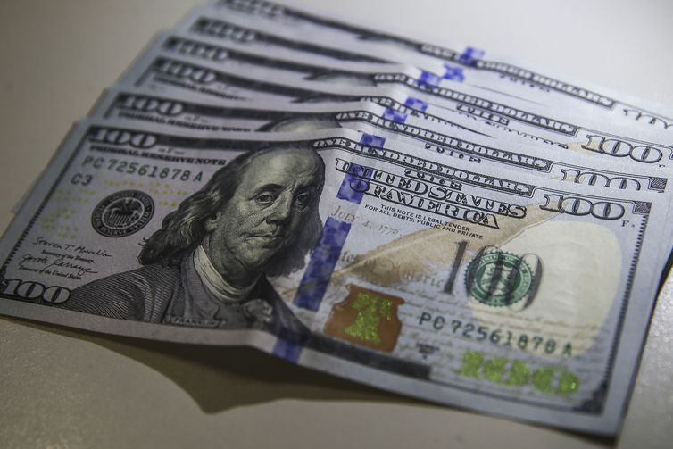 Dólar sobe para R$ 5,25 e tem quarta semana seguida de alta