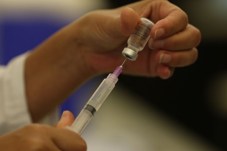 Estudo avalia eficácia de doses menores para reforço contra covid-19