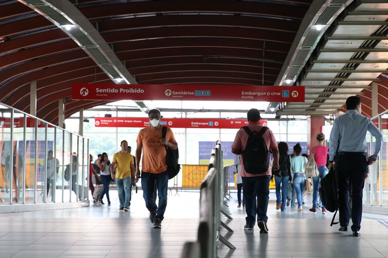 São Paulo volta a obrigar uso de máscaras contra covid-19