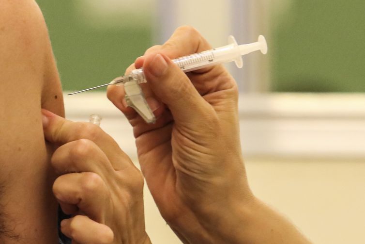 SP amplia vacinação de covid-19 e gripe para pessoas acima de 50 anos