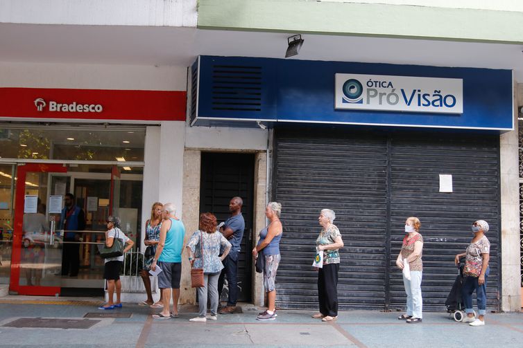 Taxa média do empréstimo pessoal tem alta de 0,74%, aponta Procon-SP