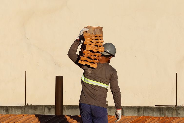 CNI: indústria da construção está empregando mais no país
