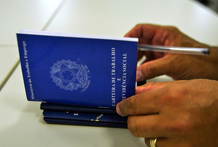 Desemprego recua 8,3% no trimestre encerrado em maio, diz IBGE 