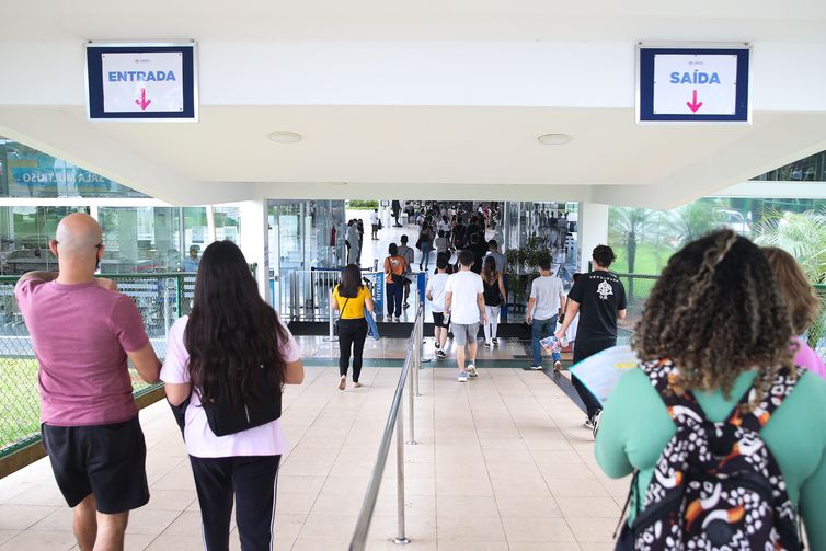 Reajustes das mensalidades deixam estudantes sem opção 