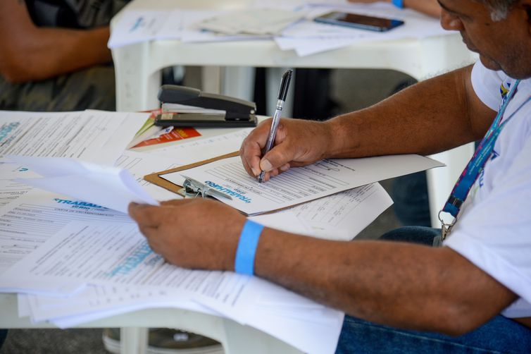 Volume de serviços no país cai 1,6% de março para abril 