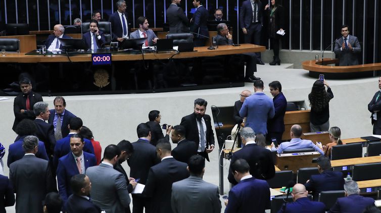 Sem relatório, votação do arcabouço fiscal fica para agosto 