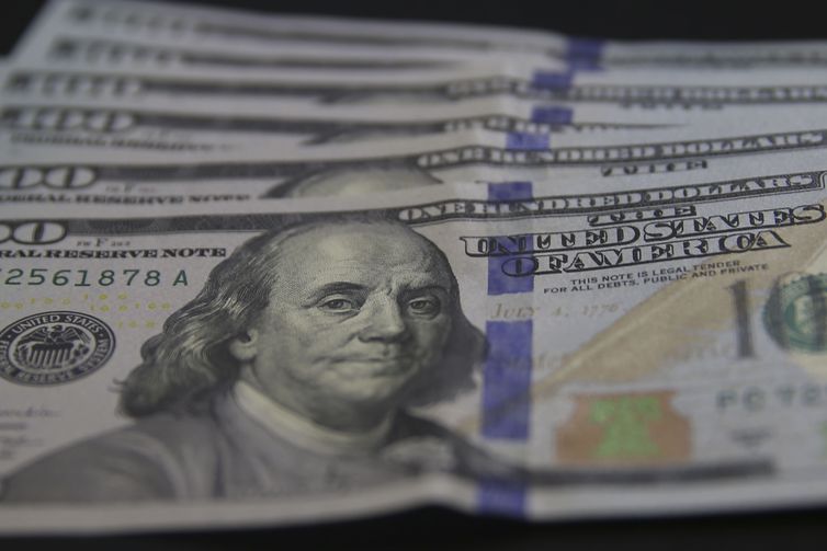 Dólar cai para R$ 4,85 no dia seguinte à aprovação do arcabouço fiscal