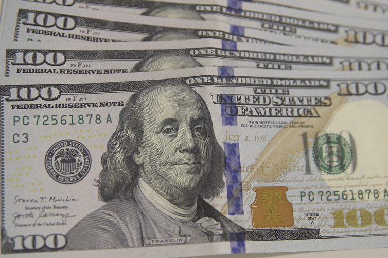 Dólar fecha acima de R$ 4,90 com dados da economia chinesa
