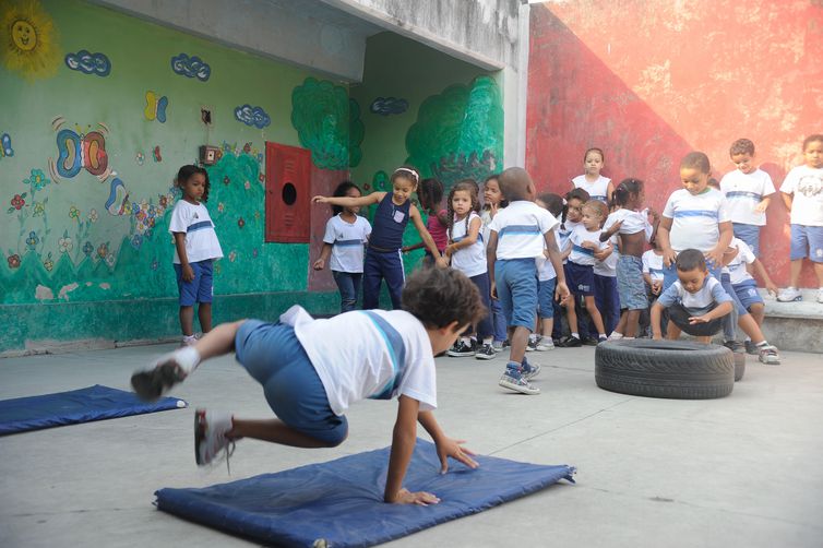 Formação de professores é desafio no ensino fundamental, diz pesquisa
