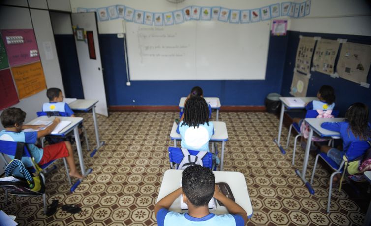 Mais horas na escola não é educação integral, avaliam especialistas