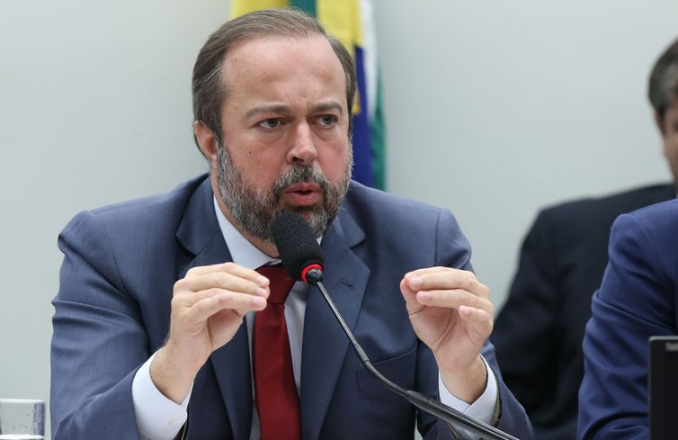 Ministro de Minas e Energia nega politização do apagão