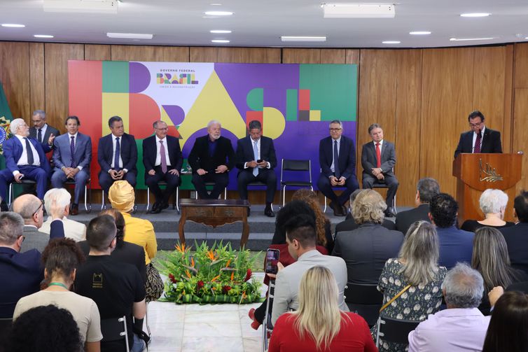 Sancionada lei que aumenta o salário mínimo e amplia a isenção do IR 