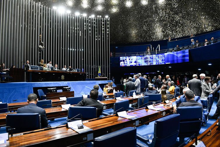 Senado aprova MP que aumenta salário mínimo e amplia isenção do IR  