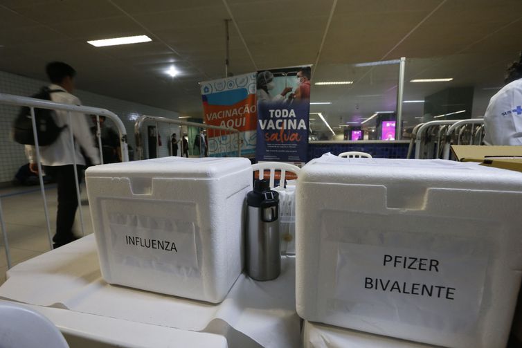 Termina na quinta vacinação em estações de trem, metrô e ônibus de SP