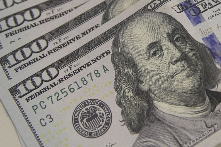 Dólar volta a fechar acima de R$ 4,90 com juros altos nos EUA